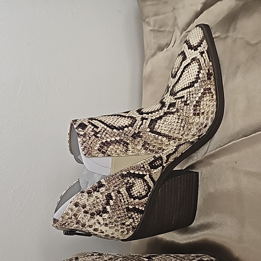 NEW Vince Camuto snake print leather ankle booties high  heel back zipper - Picture 3 of 12